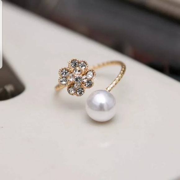 Jewelry - Wishing clover pearl crystal ring